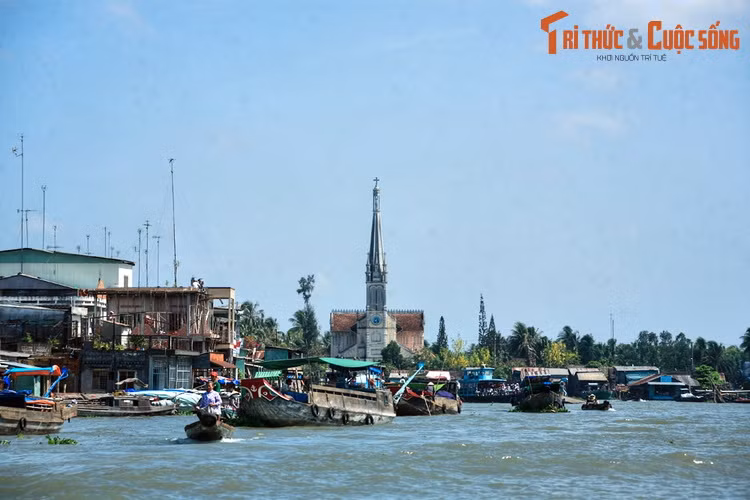  2. Thiên Chúa giáo: Nhà thờ Cái Bè (huyện Cái Bè, tỉnh Tiền Giang). Tọa lạc bên ngã ba sông Cái Bè – nơi tụ họp của chợ nổi Cái Bè nổi tiếng, nhà thờ Cái Bè nổi bật giữa một vùng sông nước tấp nập thuyền bè qua lại.