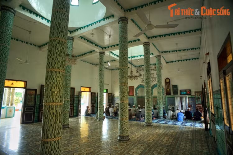 Không gian bên trong thánh đường rộng rãi và thoáng mát với tông màu trắng – xanh, được chống đỡ bằng 2 hàng cột. Ở giữa có 2 vòm cung, vừa có tác dụng khuếch đại âm thanh khi cầu nguyện, vừa trổ các cửa sổ hắt ánh sáng tự nhiên xuống thánh đường.