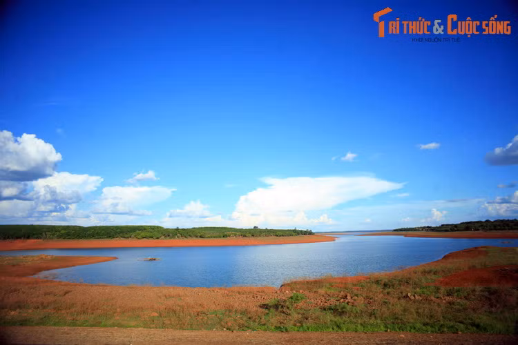 Những năm gần đây, hồ nước mang cái tên thơ mộng này đã được đầu tư để phát triển thành một trọng điểm du lịch của Bình Phước.