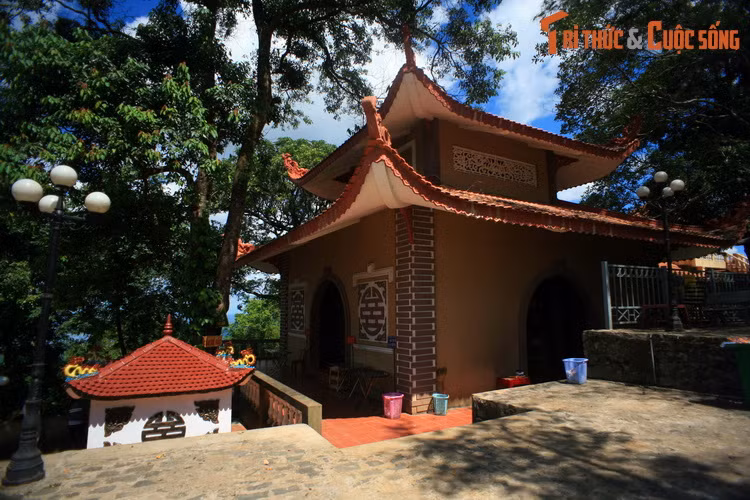 Ngoài cảnh đẹp nên thơ, trên đỉnh núi có một miếu Bà được người dân cho là rất linh thiêng. Gần đó là nơi đặt ngọn ăng ten cao 48 mét của Đài Phát thanh truyền hình tỉnh Bình Phước.
