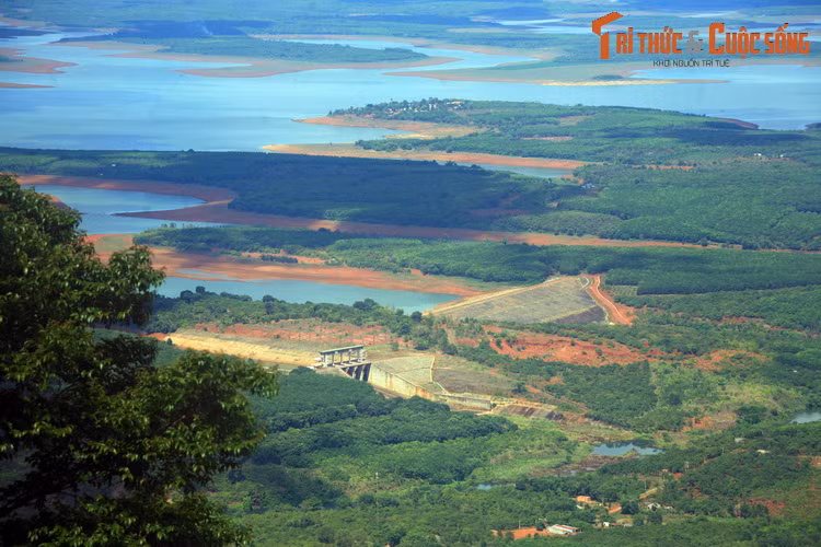 Lên đến đỉnh, cảm giác mỏi mệt tan biến do không khí rất mát mẻ. Từ đỉnh núi, có thể nhìn thấy cả một vùng bình nguyên của tỉnh Bình Phước với hồ thuỷ điện Thác Mơ trải rộng trước tầm mắt.