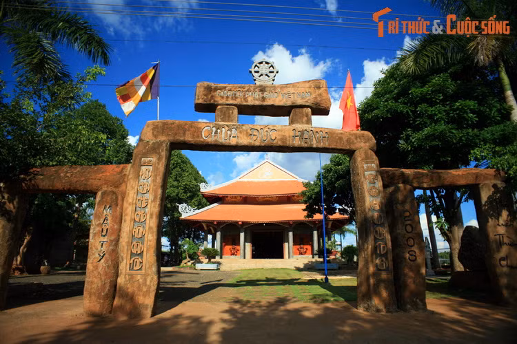 3. Tọa lạc tại thôn Phước Sơn, xã Đức Hạnh, huyện Bù Gia Mập, chùa Đức Hạnh là ngôi chùa nổi tiếng bậc nhất tỉnh Bình Phước. Chùa được du khách xa gần biết đến nhờ cảnh cổng tam quan được coi là độc nhất vô nhị Việt Nam.