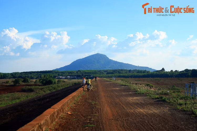 2. Nằm trên địa phận phường Sơn Giang, thị xã Phước Long, tỉnh Bình Phước, núi Bà Rá cao 733 mét, là ngọn núi cao thứ 3 ở Nam Bộ, sau núi Bà Đen ở Tây Ninh và núi Chứa Chan ở Đồng Nai.