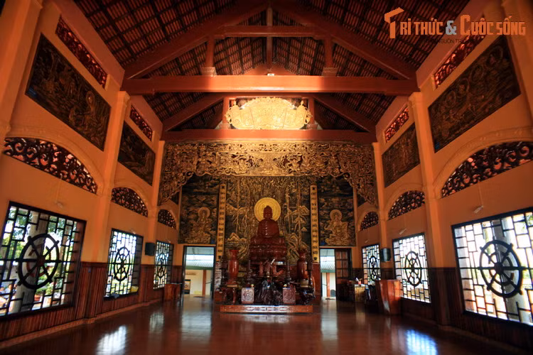 Ngoài cổng tam quan độc lạ, chùa Đức Hạnh còn được biết đến với đồ tạo tác bằng gỗ tinh xảo. Các pho tượng, bệ thờ, lư hương, chuông mõ, bàn, ghế sử dụng trong chính điện chùa hoàn toàn làm bằng các loại gỗ tự nhiên ở dạng gốc cây đã qua khai thác, được tận dụng lại.