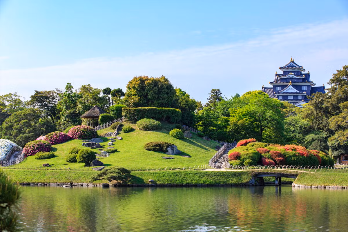  2. Vườn Koraku-en (Hậu Lạc Viên, thành phố Okayama, tỉnh Okayama). Cũng nằm trong "Nhật Bản tam danh viên", Koraku-en được lãnh chúa Ikeda Tsunamasa cho xây dựng cạnh lâu đài Okayama vào năm 1700 để làm nơi chiêu đãi những vị khách quan trọng. Khu vườn này nổi tiếng với những cây mận, anh đào và phong tuyệt đẹp. Nơi đây cón có một trường bắn cung. Ảnh: The Japan Times.