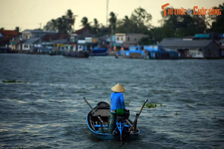 Người phụ nữ chạy đò ở khu vực bến Ninh Kiều, sông Cần Thơ, thành phố Cần Thơ.