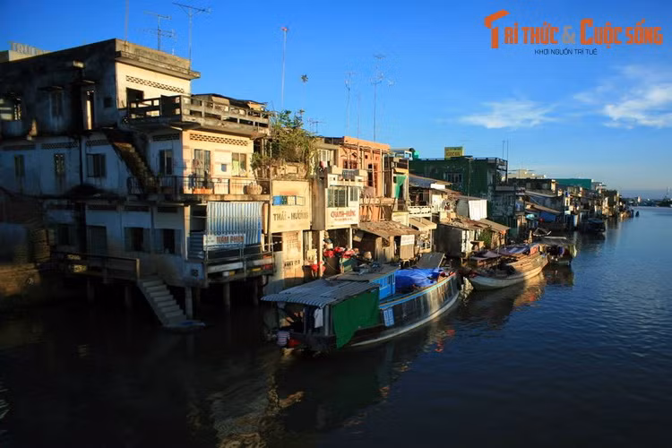 Những ngôi nhà soi bóng xuống sông Bảo Định ở thành phố Mỹ Tho, tỉnh Tiền Giang.