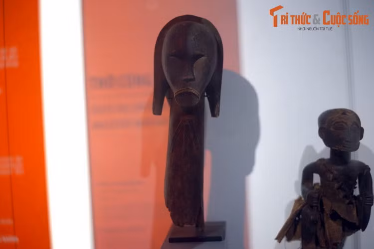 Tượng Eyima byeri - thần canh giữ hài cốt của người Fang ở Gabon, làm bằng gỗ với ba lá đồng gắn dưới cổ. Loại tượng này được để lên các hộp hoặc giỏ đựng hộp sọ và hài cốt của những bậc tổ tiên quan trọng trong dòng họ.