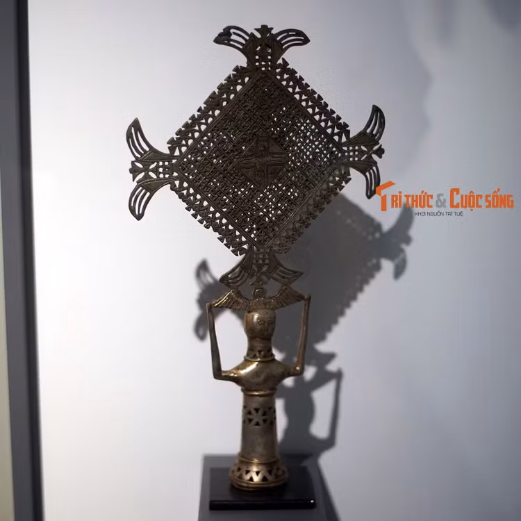Một chiếc thánh giá thánh giá Lalibela được tạo tác kỳ công. Thiên chúa giáo du nhập và Ethiopia từ thế kỷ 4 và tiếp thu nhiều yếu tố của tín ngưỡng bản địa. Hiện nay khoảng 60% dân số Ethiopia là giáo dân của các nhánh Thiên chúa khác nhau.