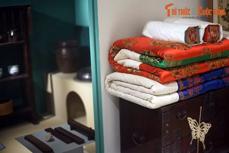Khu vực bếp thông với phòng anbang.