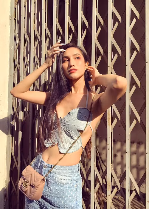 Ngoài chinh phục các cuộc thi sắc đẹp, mỹ nhân chuyển giới còn hoạt động âm nhạc.