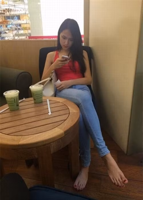 Nhiều người cho rằng bàn chân gân guốc là khuyết điểm khó sửa của Hương Giang. Ảnh: Dân Việt
