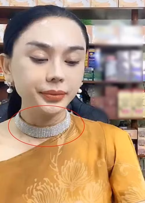 Thực tế, không ít lần, Lâm Khánh Chi để lộ vùng da cổ kém mịn màng không như khi trang điểm kỹ lưỡng. Ảnh: Công lý và xã hội