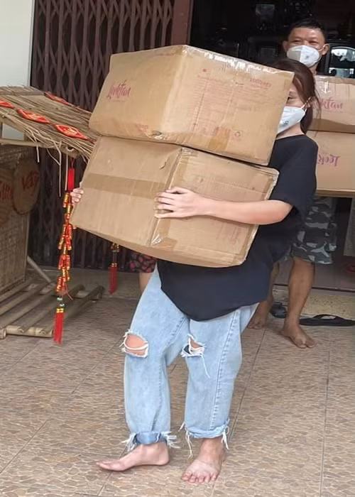 Nghi Phương từng gây chú ý khi hăng hái vác hàng chục kg gạo làm từ thiện.