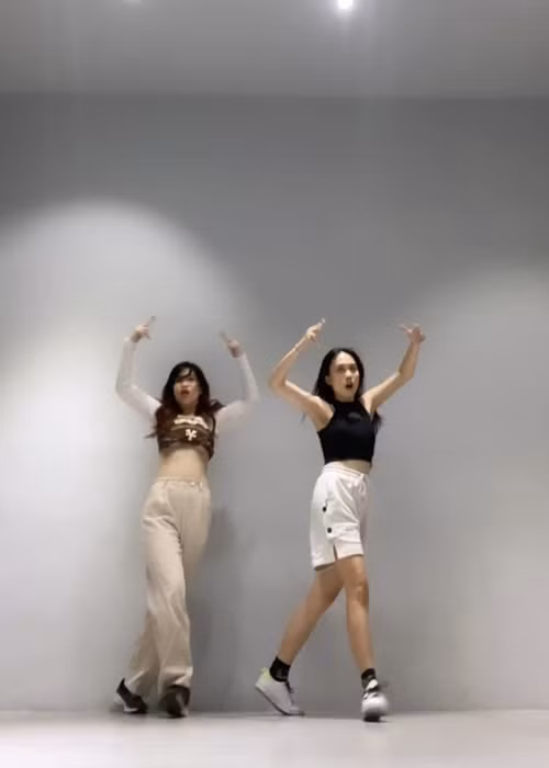 Nhóc tì nhà Phương Thanh tự tin thể hiện khả năng vũ đạo.