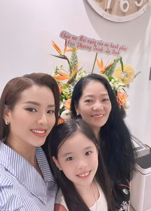 Phương Trinh Jolie chia sẻ: “Yêu 3 người mẹ của vợ chồng con”.