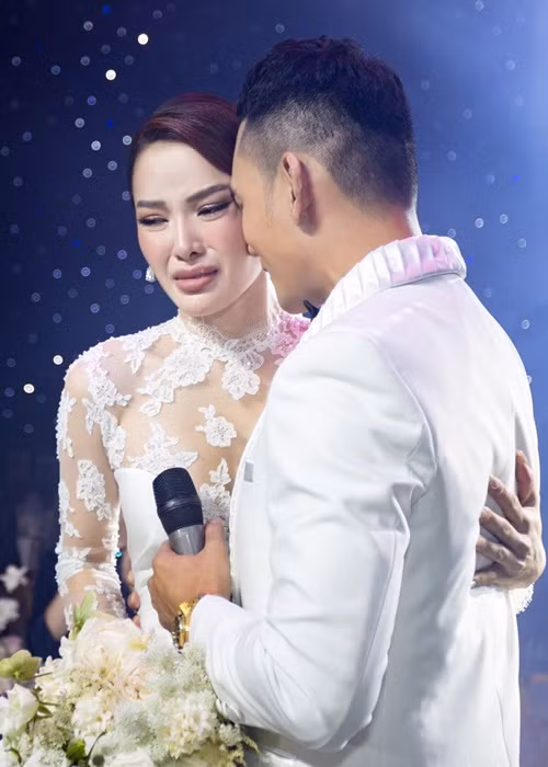 Trước phát ngôn gây ra những ý kiến trái chiều, bà xã của Lý Bình lên tiếng: “Đúng là không ai nói trước được điều gì, dĩ nhiên trong cuộc sống vợ chồng không thể không có những sóng gió, thử thách, nhưng hạnh phúc là sự vun đắp, cảm thông và sẻ chia. Mới sáng hôm qua từ Long Hải về TP HCM, 2 đứa còn ngồi nói chuyện với nhau để lắng nghe nhau, để không ai làm tổn thương ai dù là việc nhỏ nhất. Không ai sinh ra là hoàn hảo, nhưng chúng ta sẽ vì nhau mà khắc phục những khuyết điểm của nhau mỗi ngày, anh Lý Bình nha”.