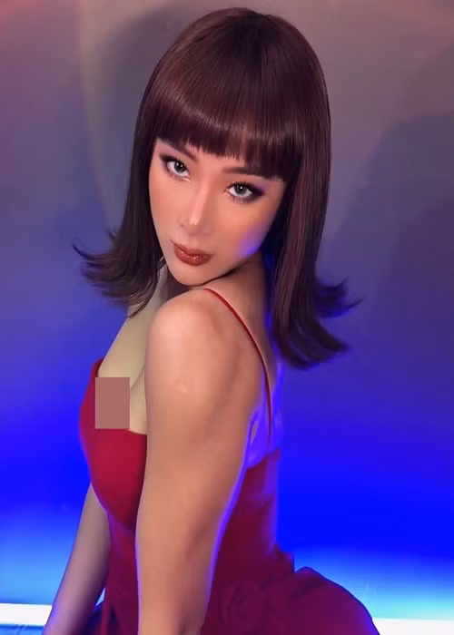 Angela Phương Trinh cũng mê mệt váy hai dây.
