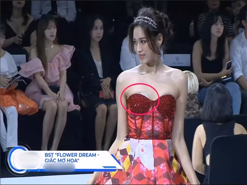 Trong một buổi biểu diễn thời trang mới diễn ra, Hoa hậu Đỗ Thị Hà khoe vẻ gợi cảm trong chiếc váy cúp ngực. Ảnh: Dân Việt