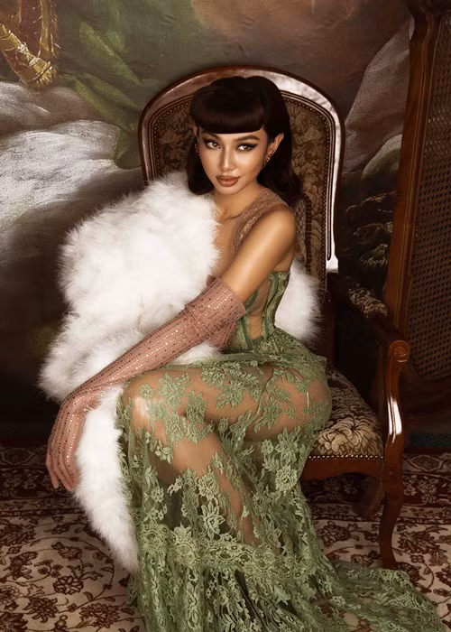 Người đẹp chọn diện những item đến từ thương hiệu Gucci, nổi bật giữa phông nền là những bức tranh nghệ thuật.