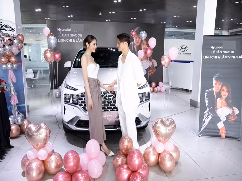 Lâm Vinh Hải - Linh Chi tình tứ trong buổi nhận xe.