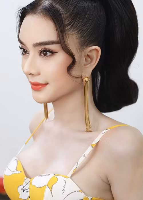 Sau khi ly hôn Phi Hùng, Lâm Khánh Chi trẻ trung, gợi cảm hơn.