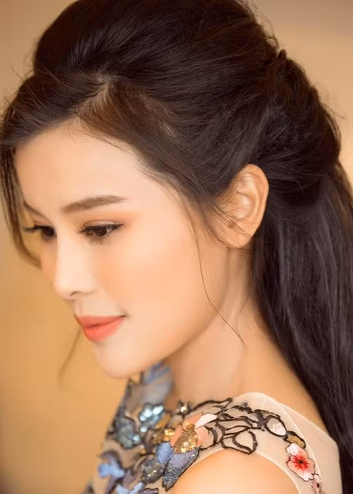 Đồ hiệu của Cao Thái Hà đều là bạn trai mua cho và bắt dùng. Nữ diễn viên còn được nửa kia đổi xe sang và thuê tài xế chở đi làm.Ảnh: FBNV