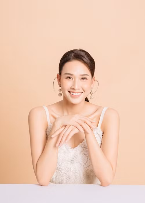 Dương Mỹ Linh sinh năm 1984, từng đăng quang Hoa hậu phụ nữ Việt Nam qua ảnh 2006.