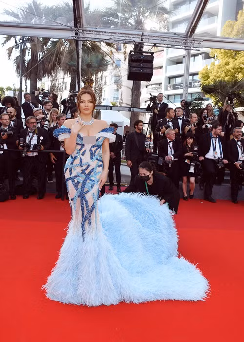 Trang phục giúp Lý Nhã Kỳ khoe vòng 1 size "khủng" trên thảm đỏ Cannes 2022.