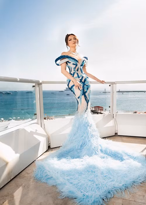 Lý Nhã Kỳ chia sẻ, đến với Cannes năm nay, cô được ban tổ chức sắp xếp ở khách sạn lớn quy tụ nhiều ngôi sao Hollywood nghỉ ngơi, được sắp xe riêng, tham dự lễ ra mắt những bộ phim hoành tráng, tạo thuận lợi cho ê-kíp gần 10 người chính thức tác nghiệp.