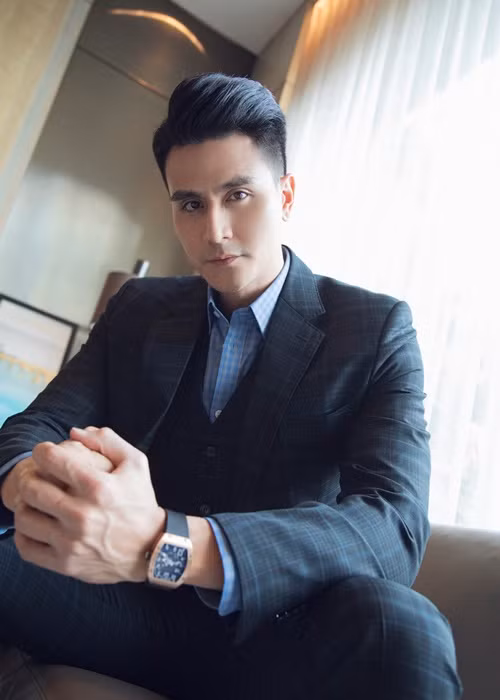Anh thường được khán giả đặt cho các biệt danh như "soái ca", "nam thần", "mỹ nam" vì có ngoại hình nổi bật với gương mặt điển trai và vóc dáng hoàn hảo.