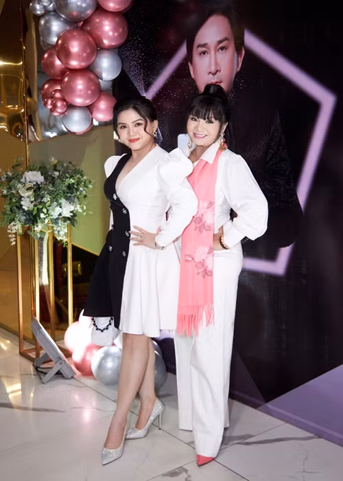 Các nghệ sĩ tham gia sự kiện mừng nghệ sĩ cải lương Kim Tử Long làm ông chủ.