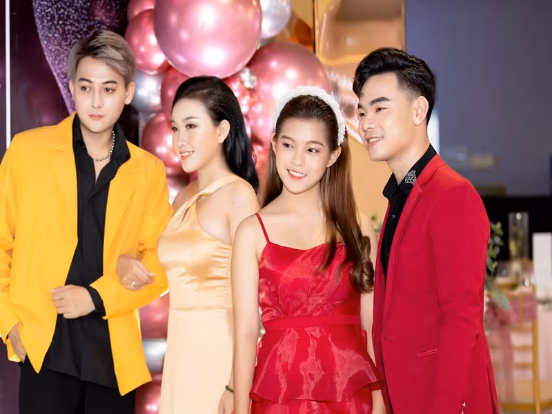 Tuyết Nhung và Thiêng Ngân được ca sĩ Phi Nhung nhận nuôi từ năm 2015. Cả hai đều theo con đường ca hát do mẹ nuôi định hướng. Tại sự kiện mới đây, Tuyết Nhung góp vui bằng tiết mục ‘Sông quê’ cùng Trường Sang còn Thiêng Ngân thể hiện một bài hát nhạc trẻ.