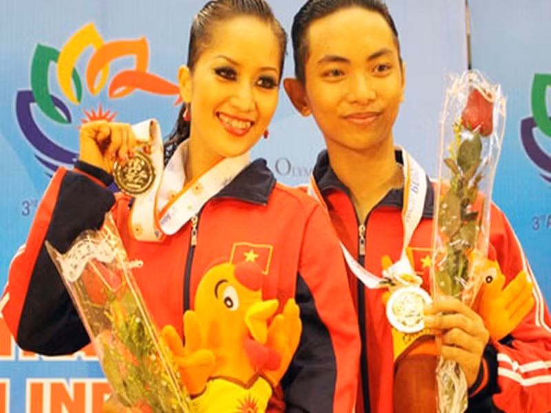 Khánh Thi từng cùng Phan Hiển vượt qua nhiều đối thủ để giành tấm huy chương vàng dancesport tại Asian Indoor Games 3 năm 2009 tổ chức tại Việt Nam. Ảnh: Sài Gòn giải phóng online