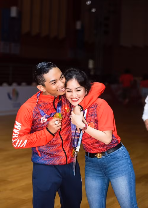 Vợ chồng Phan Hiển liên tục tình tứ ở hậu trường SEA Games. Ảnh: FBNV