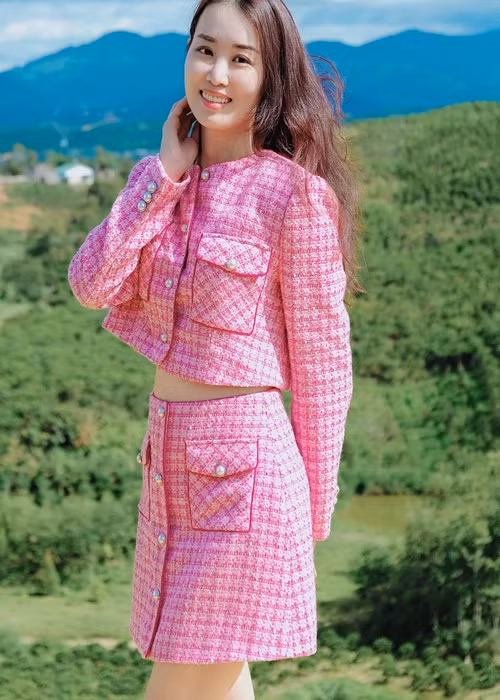 Mới đây, Minh Phương trả lời Ngôi sao về lô đất. Theo Minh Phương, cô và Ngọc Trinh mua chung lô đất. Tuy nhiên diện tích lô đất là 1,1 ha, không phải 11 ha. Ngọc Trinh lỡ lời trong một livestream nhưng sau đó đã đính chính.
