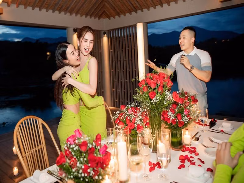 Trong đêm hội chân dài cuối cùng, Khắc Tiệp gửi lời cảm ơn đến Minh Phương đầu tiên.