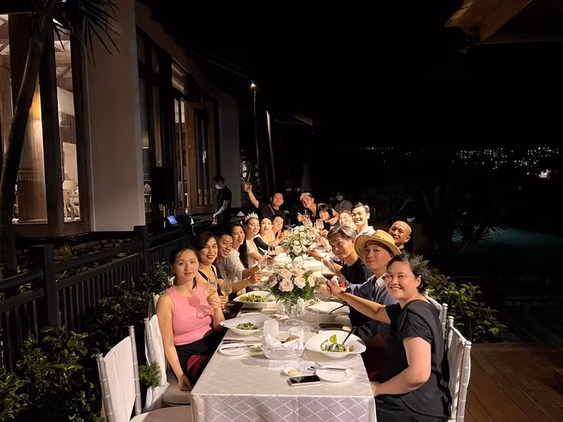 Dự tiệc độc thân của Ngô Thanh Vân, siêu mẫu Xuân Lan hé lộ thực đơn thịnh soạn cho buổi tiệc gồm: thăn bò Angus Australia, cá chẽm phi lê áp chảo, bánh trứng nướng hương sả Phú Quốc. Ảnh: FB Xuân Lan