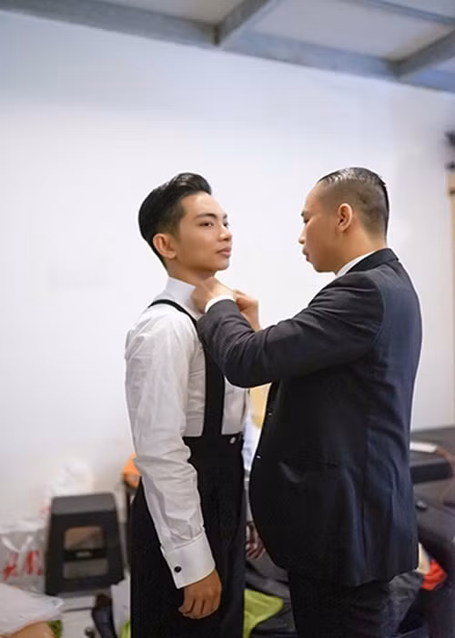Chí Anh cũng ân cần chỉnh sửa trang phục cho Phan Hiển. Ảnh: An ninh thủ đô