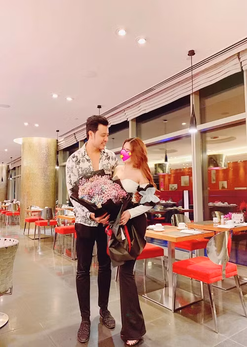 Sao nam Việt từng yêu tỷ phú… giờ mặn nồng bên bạn gái giấu mặt Sao nam Viet tung yeu ty phu… gio man nong ben ban gai giau mat