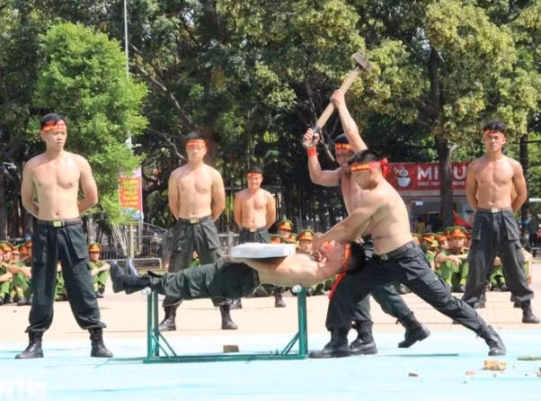 Màn biểu diễn khí công của chiến sĩ Cảnh sát cơ động đầy kịch tính.