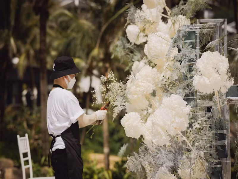 Không gian hôn lễ ngập tràn hoa tươi. Tất cả các loại hoa được nhập từ châu Âu về. Trong số rất nhiều loài hoa có một loại hoa đặc biệt được chính Ngô Thanh Vân yêu cầu là loài hoa Veronica, đây cũng chính là tên của cô dâu.
