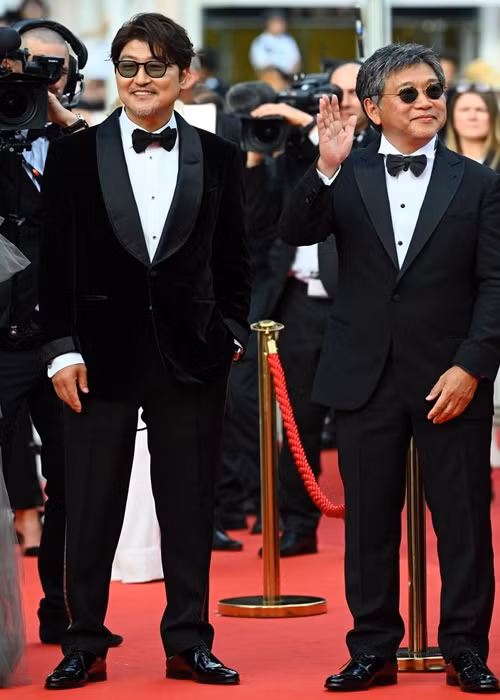 Diễn viên của phim "Broker" - Song Kang Ho và đạo diễn của phim Hirokazu Koreeda dự thảm đỏ. Ảnh: Harper's Bazaar