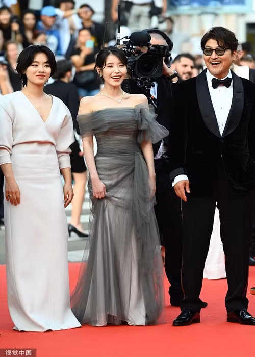 Trên thảm đỏ Cannes 2022, "em gái quốc dân" khoe vai trần trong bộ đầm xuyên thấu. Ảnh: Sina
