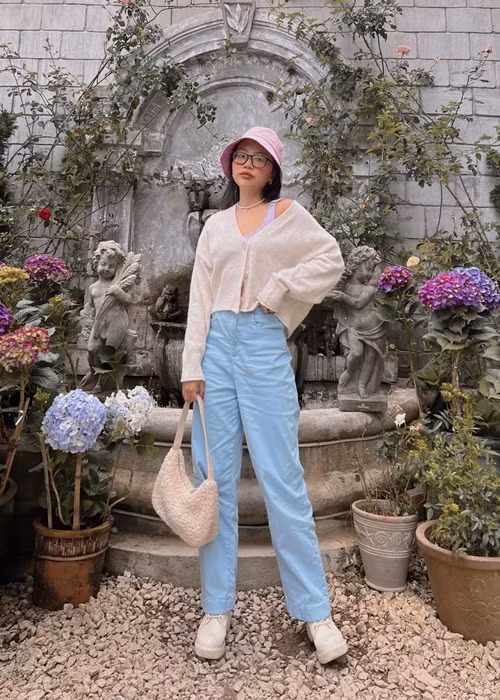 Nữ ca sĩ khéo léo kết hợp quần cạp cao với áo croptop, áo cardigan bên ngoài. Ảnh: FBNV