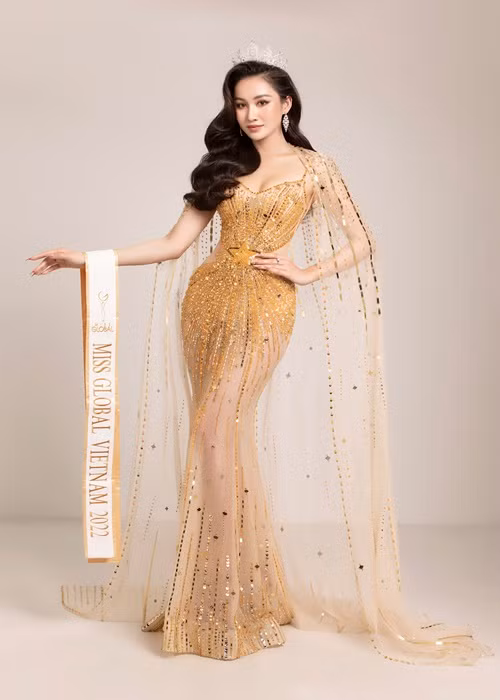 Cô sở hữu chiều cao 1m73, số đo 3 vòng 86-60-92cm.