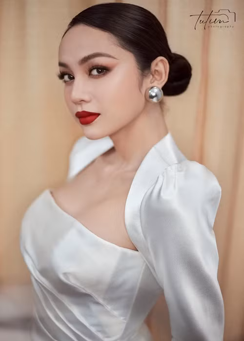 Người đẹp gốc Tiền Giang xây dựng hình ảnh gợi cảm.
