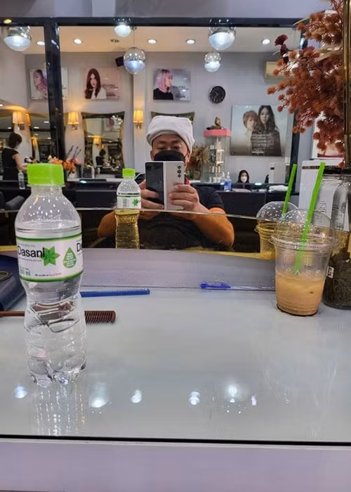 Anh trai của nàng đả nữ đi nhuộm tóc.