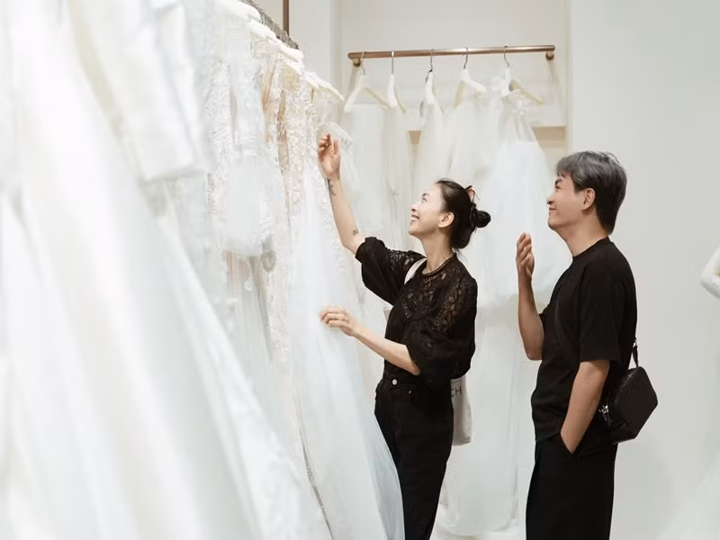 Mới đây, Ngô Thanh Vân khoe loạt ảnh đi thử váy cưới cùng bạn thân Nam Trung. Anh sẽ làm phù dâu cho hôn lễ.