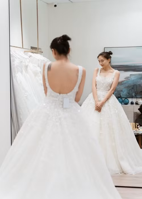 "Sao mình làm đả nữ đánh đấm thì làm lẹ quá mà kêu đi chọn chiếc áo cưới quan trọng nhất của đời mình thì bắt đầu thấy hoa mắt chóng mặt", cô trải lòng.